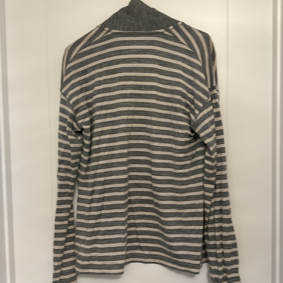 Icebreaker merino wool shawl sweater. Size large - Picture 2 of 3